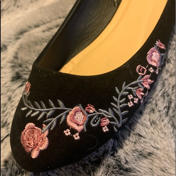 Absolutely Gorgeous Lily AND Morgan Ballet Flats With Ornate Flowers-Size 9 - Picture 7 of 8